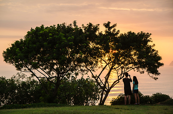 포토 JPG 해외이미지 라이프스타일 커플 공원 여자 행복 바다 여행 자연 휴가 사람 사람없음 야외 친구 스마트폰 핸드폰 카메라 일몰 신혼여행 사진사 그림 페루 해외202008 해외포토 공공시설 감정 결혼 관계 생활 전자제품 스마트기기 노을 남아메리카 작가 생태계 파일형식
