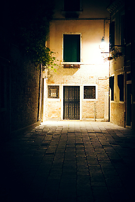 포토 JPG 해외이미지 유럽 종교 여행 오렌지 건축양식 하늘 휴가 벽돌 거리 주택 미술 사람없음 건물 파란색 빛 태양 여행객 침묵 이탈리아 낭만 신혼여행 탐험 도시 역사 운하 베네치아 옛날 해외202008 해외포토 자연요소 건축물 건축 나라 컬러 결혼 컨셉 과일 문화예술 사람 소리 파일형식