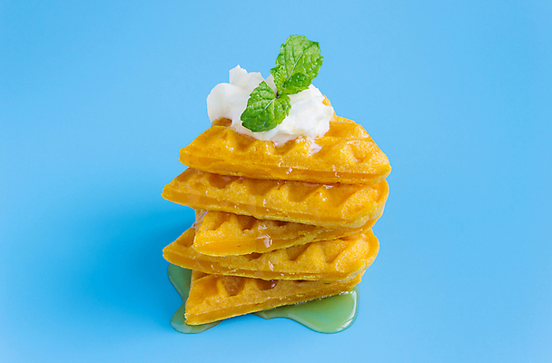 포토 JPG 해외이미지 디저트 사람없음 쌓기 하트 파란배경 꿀 와플 해외202008 해외포토 모양 음식 백그라운드 모션 파란색 파일형식