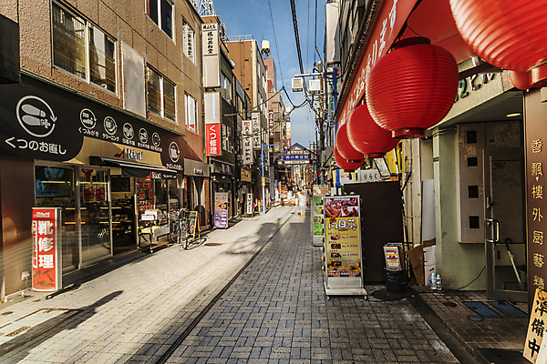 포토 JPG 해외이미지 여행 신발 비즈니스 거리 광고판 사람 사람없음 야외 파란색 걷기 상점 금속 식당 일본 도쿄 사인 아치 대문 소매 서명 해외202008 해외포토 아시아 컬러 모션 재질 알림판 문 판 파일형식