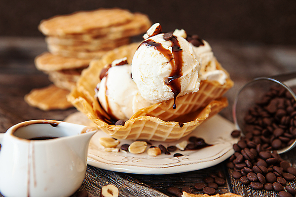 포토 JPG 해외이미지 아이스크림 디저트 사람없음 아웃포커스 쌓기 초콜릿 견과류 땅콩 와플 초코시럽 해외202008 해외포토 음식 모션 촬영기법 시럽 파일형식