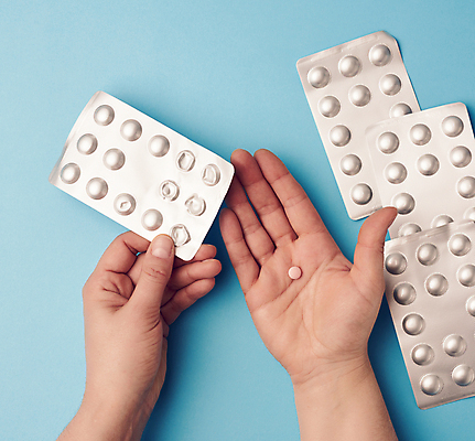 포토 JPG 해외이미지 백인 직업 손 여자 분홍색 컨셉 유니폼 건강 병원 사람 사람없음 치료 파란색 알약 약 고통 흰색 잡기 원형 질병 약국 주기 예방 처방 보여주기 조제 돌봄 복용 볼록 약사 진통제 항생제 해외202008 해외포토 도형 서양인 옷 감정 컬러 의학 모션 신체부위 만들기 파일형식