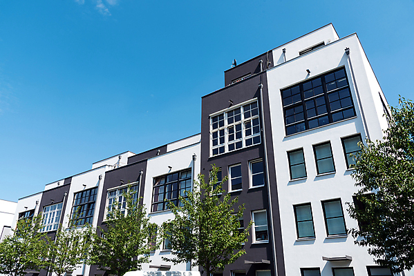 포토 JPG 해외이미지 나무 식물 건축양식 하늘 부동산 아파트 주택 사람없음 건물 파란색 탑 맑음 고층빌딩 블록 회색 발코니 흰색 도시 시장 재산 고급 투자 계단식 베를린 개발 줄서기 해외202008 해외포토 건축물 건축 컬러 컨셉 비즈니스 모션 날씨 독일 빌딩 금융 파일형식