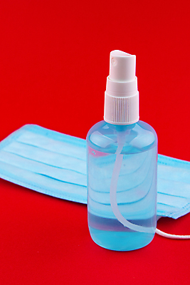 포토 JPG 해외이미지 디자인 배너 컨셉 건강 가면 안전 사람없음 빨간색 세로 공백 의사 바이러스 보호 위생 컨테이너 감염 분무기 로션 청소부 돌봄 위생관리 인플루엔자 카피스페이스 해외202008 해외포토 직업 산업 컬러 모션 관리 화장품 의료진 파일형식