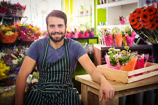 포토 JPG 해외이미지 백인 남자 꽃 탁자 실내 한명 앉기 20대 성인 앞치마 꽃집 성인남자한명만 해외202008 해외포토 서양인 식물 1 가구 모션 사람 청년 내부 상점 남자한명만 성인남자만 파일형식