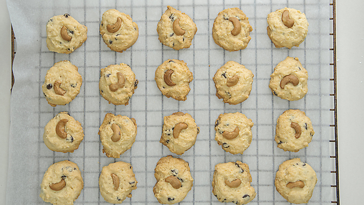 포토 JPG 해외이미지 스튜디오촬영 음식 백그라운드 탁자 디저트 실내 사탕 사람없음 가로 하이앵글 컬러풀 갈색 쿠키 케이크 초콜릿 빵집 흰색 신선 그룹 재산 달콤 아침식사 인스턴트 정상 굽기 흰배경 일렬 부드러움 칼로리 고립 정물화 핸드메이드 해외202008 해외포토 뷰포인트 컬러 가구 내부 금융 상점 식사 감각 맛 구이 그림 파일형식