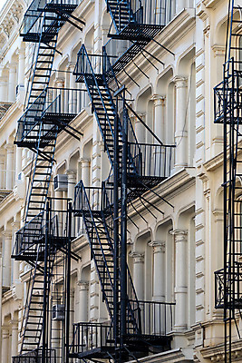 포토 JPG 해외이미지 전통 외관 산업 벽 상징 건축양식 사다리 불 거리 아파트 주택 안전 사람없음 야외 건물 도시풍경 계단 금속 미국 기둥 도시 역사 도심 탈출 철 묘사 뉴욕 지역 맨해튼 공동주택 렌탈 옛날 진짜 철강 해외202008 해외포토 자연요소 건축물 건축 컨셉 북아메리카 재질 풍경 도구 파일형식