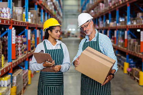 포토 JPG 해외이미지 남자 중년 50대 실내 서기 들기 상반신 20대 성인 두명 앞모습 옆모습 상자 잡기 물류창고 해외202008 해외포토 뷰포인트 모션 사람 청년 내부 창고 파일형식