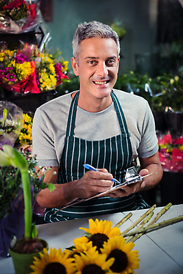 포토 JPG 해외이미지 백인 남자 꽃 탁자 해바라기 실내 한명 앉기 성인 30대 앞치마 기록 꽃집 만들기 서류판 성인남자한명만 해외202008 해외포토 서양인 식물 1 가구 모션 사람 내부 장년 상점 사무용품 남자한명만 성인남자만 파일형식