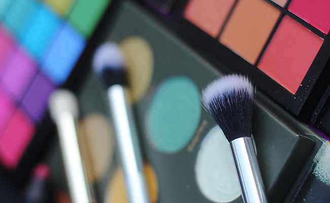 포토 JPG 해외이미지 실내 사람없음 화장용품 아이섀도 메이크업브러쉬 섀도우팔레트 해외202008 해외포토 내부 화장품 붓 미용용품 파일형식