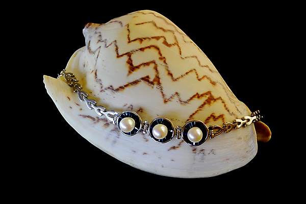 포토 JPG 해외이미지 디자인 결혼 백그라운드 목걸이 팔찌 선물 사람없음 빛 유행 바위 반지 화려 황금 고급 은색 바게트 크리스탈 보석 수집 에메랄드 다이아몬드 보물 고립 사파이어 전용 핸드메이드 해외202008 해외포토 빵 컬러 컨셉 장신구 이벤트 돌_바위 광석 파일형식