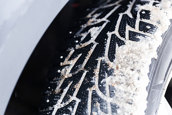 포토 JPG 해외이미지 주간 계절 여행 겨울 패턴 교통시설 자동차 표면 날씨 안전 사람없음 옆모습 햇빛 냉동 얼음 검은색 공연 운전 추위 흰색 못 바퀴 위험 묘사 타이어 문제 고무 보호자 블러 선로 자동 진짜 특별함 해외202008 얼림 해외포토 자연요소 육상교통 뷰포인트 컬러 교통 컨셉 무늬 모션 이벤트 태양 공구 시설 파일형식