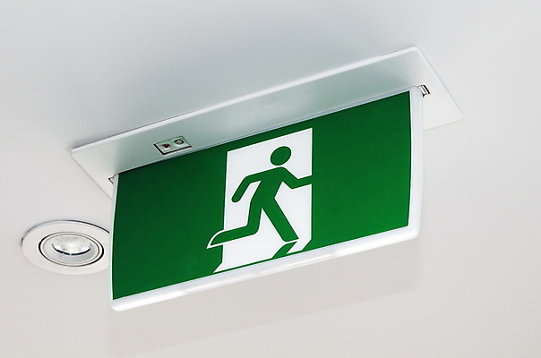 포토 JPG 해외이미지 벽 백그라운드 모션 불 추상 출입구 프레임 실내 매달리기 경고 안전 사람없음 건물 초록색 달리기 라벨 문 정보 흰색 긴급 도시 보호 위험 탈출 방향 심볼 사인 보안 헬프 선두 해외202008 해외포토 자연요소 건축물 컬러 컨셉 무늬 내부 도움 파일형식