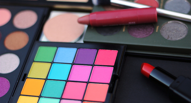 포토 JPG 해외이미지 실내 사람없음 립스틱 화장용품 크레파스 아이섀도 섀도우팔레트 해외202008 해외포토 학용품 내부 화장품 미용용품 파일형식