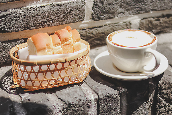 포토 JPG 해외이미지 커피 음료 탁자 아침 사람없음 컵 바구니 뜨거움 아침식사 해외202008 해외포토 주간 식기 가구 식사 파일형식