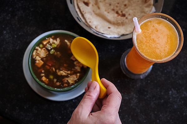 포토 JPG 해외이미지 아시아 음료 음식 실내 건강 사람없음 하이앵글 컬러풀 노란색 숟가락 신선 고명 사발 수프 인스턴트 허브 건강식 정물화 해외202008 해외포토 식물 나라 뷰포인트 컬러 수저 내부 사기그릇 그림 파일형식