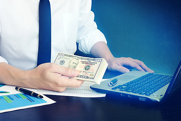 포토 JPG 해외이미지 직업 컨셉 돈 인터넷 비즈니스 사람없음 금융 경제 컴퓨터 사무실 디지털 스크린 업무 작업 비즈니스맨 어플리케이션 온라인 회계 대출 빚 해외202008 해외포토 남자 전자제품 직장인 재산 파일형식