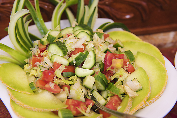 포토 JPG 해외이미지 그릇 접시 음식 조각 포크 다이어트 토마토 채소 과일 오이 사람없음 식사 샐러드 추위 흰색 신선 고급 상추 멜론 묘사 건강식 채식주의자 해외202008 해외포토 식기 컬러 컨셉 건강 채식 파일형식