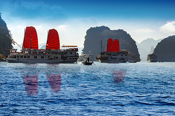 포토 JPG 해외이미지 아시아 문화 호수 파도 바다 섬 여행 자연 휴가 산 항해 파노라마 동양인 풍경 사람없음 빨간색 물 컬러풀 여행객 바위 만 보트 폐기물 함선 베트남 동쪽 흐림 헛간 남쪽 인도차이나반도 해외202008 해외포토 자연요소 나라 컬러 배_교통 날씨 촬영기법 사람 인종 동남아시아 돌_바위 쓰레기 방향 생태계 저장고 파일형식