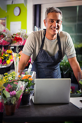 포토 JPG 해외이미지 백인 남자 꽃 탁자 실내 한명 성인 30대 노트북 기댐 앞치마 꽃집 성인남자한명만 해외202008 해외포토 서양인 식물 1 가구 모션 사람 내부 장년 전자제품 상점 남자한명만 성인남자만 파일형식