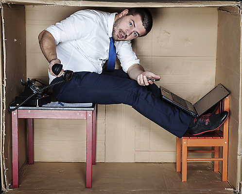 포토 JPG 해외이미지 전신 백인 남자 의자 탁자 허리숙이기 한명 들기 앉기 성인 옆모습 노트북 상자 사무실 가리킴 업무 비즈니스맨 전화기 갇힘 답답함 성인남자한명만 해외202008 해외포토 서양인 1 뷰포인트 가구 비즈니스 모션 숙이기 사람 손짓 전자제품 작업 직장인 감각 남자한명만 성인남자만 파일형식