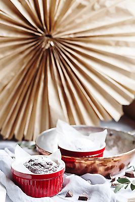 포토 JPG 해외이미지 모양 식기 접시 음식 백그라운드 컨셉 재료 디저트 건강 사탕 요리 사람없음 컵 빨간색 갈색 주방 초콜릿 빵집 장비 회색 흰색 도자기 사발 달콤 맛 작음 설탕 컵케이크 굽기 먹기 준비 흰배경 냅킨 머핀 레시피 곰팡이 방법 백자 캐서롤 페스츄리 핸드메이드 맛있는 해외202008 해외포토 빵 컬러 모션 케이크 상점 용기_그릇 사기그릇 크기 구이 파일형식