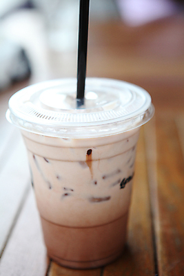 포토 JPG 해외이미지 커피 음료 음식 다이어트 유리 탁자 하늘 아침 휴가 휴식 디저트 사람없음 목재 장식 물 파란색 갈색 식당 초콜릿 냉동 얼음 카페 우유 에너지 추위 벚꽃 신선 최고 칵테일 액체 고급 닫기 달콤 맛 시원함 설탕 크림 속도 질감 밀짚 쉐이크 떨림 고립 맛있는 해외202008 얼림 해외포토 주간 자연요소 나무 꽃 컬러 가구 컨셉 재료 모션 재질 유제품 주류 건강 상점 짚 파일형식