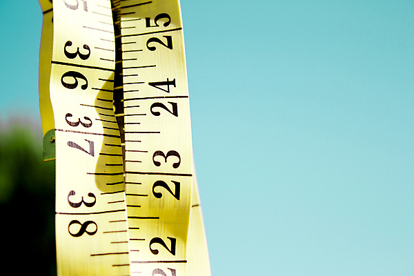 포토 JPG 해외이미지 라이프스타일 스포츠 백그라운드 컨셉 곡선 다이어트 자 건강 사람없음 파란색 흰색 기구 몸무게 날씬함 허리 측정 오브젝트 테이프 계량기 고립 돌봄 분실 인치 적자 제어 해외202008 해외포토 선 컬러 모션 문구용품 생활 신체부위 몸매 파일형식