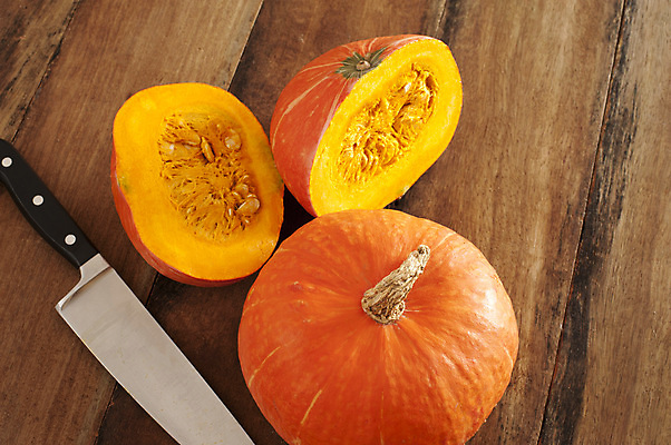 포토 JPG 해외이미지 음식 채소 재료 탁자 호박 건강 요리 사람없음 목재 주방 가을 신선 칼 준비 반쪽 추수감사절 스쿼시 채식주의자 해외202008 해외포토 나무 계절 기독교 스포츠 가구 구기 채식 파일형식