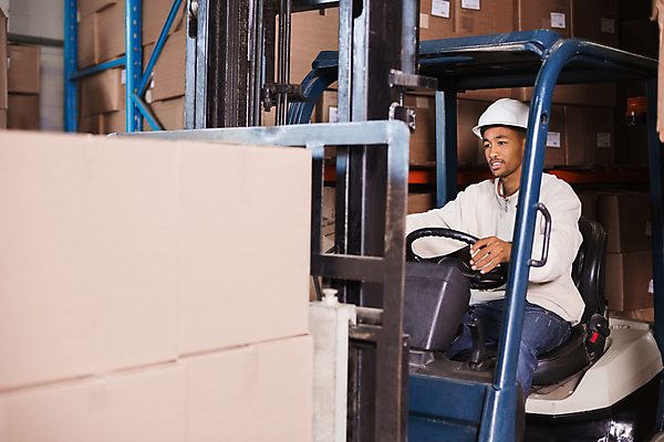 포토 JPG 해외이미지 남자 실내 한명 상반신 20대 성인 옆모습 상자 지게차 물류창고 성인남자한명만 해외202008 해외포토 1 뷰포인트 사람 청년 내부 중장비 창고 남자한명만 성인남자만 파일형식