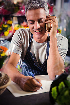 포토 JPG 해외이미지 백인 남자 꽃 탁자 실내 한명 앉기 성인 책 30대 스마트폰 앞치마 기록 꽃집 통화 성인남자한명만 해외202008 해외포토 서양인 식물 1 가구 모션 사람 내부 장년 핸드폰 스마트기기 상점 남자한명만 성인남자만 파일형식