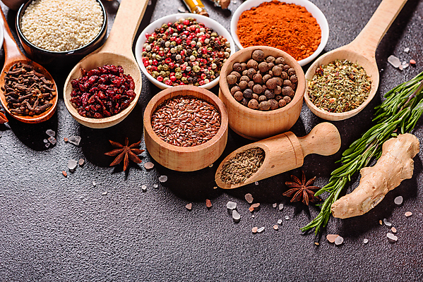 포토 JPG 해외이미지 잎 재료 탁자 사람없음 숟가락 양념 조미료 고수 가루 허브 소금 후추 카레 생강 바질 로즈메리 시나몬 강황 해외202008 해외포토 식물 음식 가구 채소 식재료 수저 향신료 향미료 파일형식