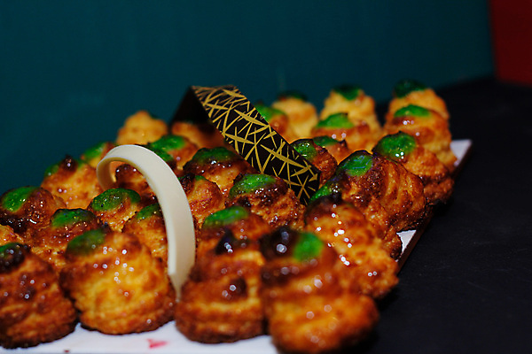 포토 JPG 해외이미지 전신 직업 캐릭터 라이프스타일 접시 커피 음료 음식 컨셉 유니폼 디저트 노동자 서브 쟁반 사탕 요리 사람 사람없음 컵 케이크 요식업 식당 초콜릿 앞치마 카페 빵집 흰색 잡기 업무 자신감 플랫 달콤 만화 컵케이크 가득함 직원 서비스 메뉴 서빙 질서 카페테리아 페스츄리 스타일 맛있는 해외202008 해외포토 식기 옷 감정 산업 빵 컬러 모션 생활 상점 예절 작업 맛 파일형식