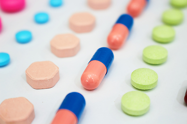 포토 JPG 해외이미지 직업 과학 청진기 미래 건강 병원 실험 사람없음 치료 컬러풀 글로벌 알약 약 건강관리 자료 진료 환자 의사 긴급 네트워크 수술 제조 연결 컨테이너 약국 연습 보고서 처방 비타민 외과 흙더미 조제 돌봄 마약 헬프 항생제 해외202008 해외포토 산업 컬러 컨셉 의학 의료기기 모션 관리 흙 의료진 도움 만들기 영양소 파일형식 더미