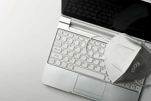 포토 JPG 해외이미지 라이프스타일 여자 교육 백그라운드 컨셉 인터넷 비즈니스 통신 주택 실내 가면 사람없음 노트북 컴퓨터 약 건강관리 모니터 공책 덮개 키보드 업무 비즈니스우먼 열 바이러스 고독 보호 질병 사이버 책상 생물학 감염 온라인 박테리아 고립 전염병 해외202008 해외포토 감정 가구 의학 문구용품 건강 관리 사람 내부 건물 생활 전자제품 뚜껑 작업 직장인 파일형식