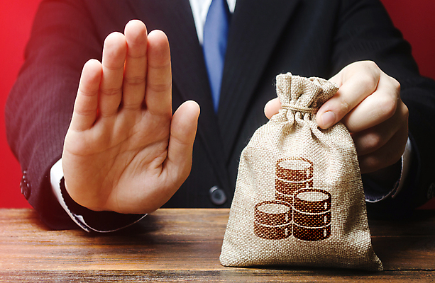 포토 JPG 해외이미지 남자 컨셉 돈 경고 한명 들기 상반신 성인 앞모습 금융 경제 잡기 비즈니스맨 돈자루 위험 거절 손내밀기 빨간배경 성인남자한명만 해외202008 해외포토 1 뷰포인트 백그라운드 비즈니스 모션 사람 손짓 빨간색 직장인 재산 남자한명만 성인남자만 파일형식