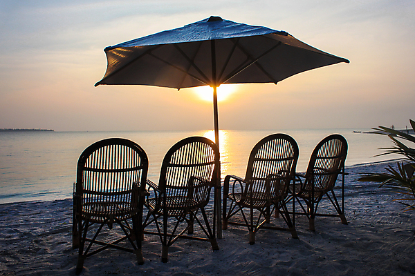 포토 JPG 해외이미지 모래 바다 섬 여행 의자 우산 휴가 그림자 앉기 풍경 사람없음 물 파란색 태양 여행객 일출 맑음 일몰 흰색 작음 그늘 땅 갑판 휴양지 엽서 코코넛 내추럴 파라다이스 해외202008 해외포토 자연요소 컬러 가구 배_교통 과일 모션 날씨 사람 노을 장소 크기 편지 파일형식