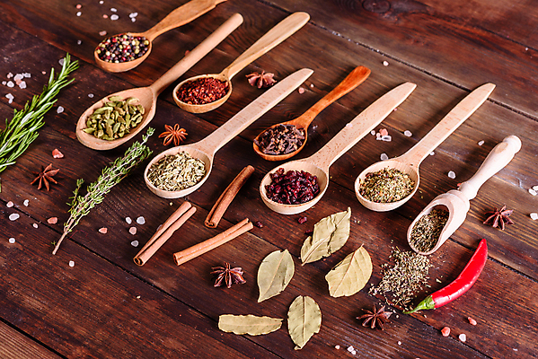 포토 JPG 해외이미지 재료 고추 탁자 사람없음 숟가락 양념 조미료 고수 가루 허브 소금 후추 카레 생강 바질 로즈메리 시나몬 월계수 강황 해외202008 해외포토 식물 음식 가구 채소 식재료 수저 향신료 향미료 파일형식