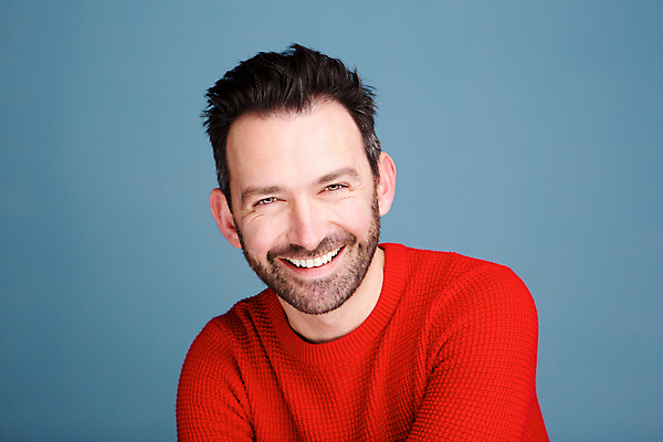 포토 JPG 해외이미지 백인 모델 1 라이프스타일 응시 남자 행복 얼굴 벽 포즈 백그라운드 수염 한명 웃음 사람 성인 파란색 유행 흰색 표현 자신감 중앙 시원함 스타일 카피스페이스 해외202008 해외포토 서양인 시선 감정 컬러 표정 생활 신체부위 공백 파일형식