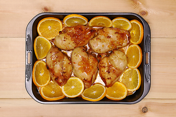 포토 JPG 해외이미지 접시 음식 조각 백그라운드 오렌지 과일 건강 육류 사람없음 식사 저녁식사 치킨 어둠 흰색 시골 신선 달콤 맛 정상 굽기 점심식사 맛있는 해외202008 해외포토 식기 컬러 컨셉 식재료 구이 닭고기요리 파일형식