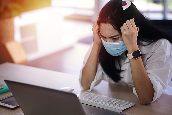 포토 JPG 해외이미지 직업 학생 라이프스타일 디자인 여자 행복 아시아 커피 거실 인터넷 비즈니스 통신 학교 태국 주택 한명 사람 앉기 동양인 노트북 컴퓨터 사무실 알약 업무 비즈니스우먼 책상 온라인 해외202008 해외포토 1 교육 감정 나라 음료 가구 모션 인종 건물 생활 전자제품 약 작업 직장인 파일형식