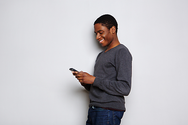 포토 JPG 해외이미지 모델 1 라이프스타일 응시 남자 행복 얼굴 벽 백그라운드 모바일 휴식 세포 한명 서기 미소 사람 성인 옆모습 스마트폰 유행 우주 검은색 흰색 표현 잡기 자신감 시원함 전화기 스마트 긍정 스타일 해외202008 해외포토 시선 감정 뷰포인트 컬러 컨셉 모션 표정 생활 신체부위 핸드폰 스마트기기 파일형식