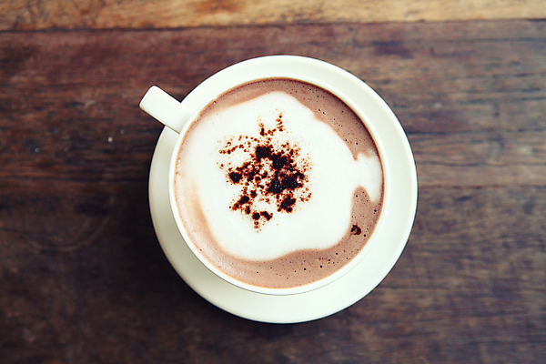 포토 JPG 해외이미지 실내 사람없음 하이앵글 커피잔 컵받침 나무바닥 카푸치노 해외202008 해외포토 커피 뷰포인트 잔 바닥 내부 받침대 파일형식