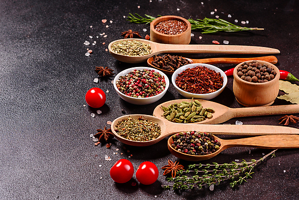 포토 JPG 해외이미지 잎 재료 탁자 사람없음 숟가락 양념 조미료 고수 가루 허브 소금 후추 카레 생강 바질 로즈메리 시나몬 강황 해외202008 해외포토 식물 음식 가구 채소 식재료 수저 향신료 향미료 파일형식