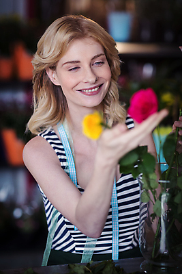 포토 JPG 해외이미지 백인 여자 꽃 탁자 실내 한명 20대 성인 장미 꽃집 성인여자한명만 해외202008 해외포토 서양인 식물 1 가구 사람 청년 내부 상점 여자한명만 성인여자만 파일형식