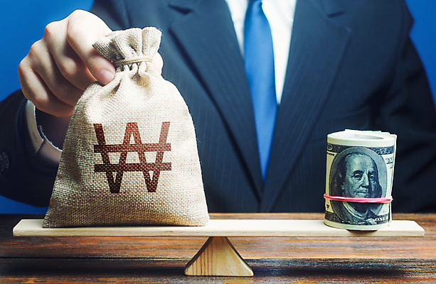 포토 JPG 해외이미지 남자 돈 한명 상반신 성인 앞모습 금융 경제 달러 경쟁 거래 잡기 원화 비교 돈자루 돈다발 파란배경 수평저울 성인남자한명만 해외202008 해외포토 1 뷰포인트 백그라운드 컨셉 모션 저울 사람 파란색 재산 남자한명만 성인남자만 파일형식