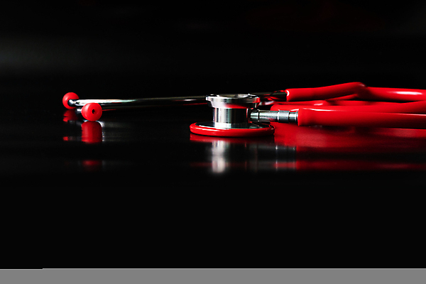 포토 JPG 해외이미지 과학 백그라운드 청진기 유리 탁자 건강 병원 사람없음 치료 빨간색 파란색 약 반사 건강관리 금속 검은색 진료 듣기 장비 시험 간호사 의사 흰색 기구 공구 긴급 업무 맥박 질병 책상 측정 고무 테라피 돌봄 해외202008 해외포토 교육 컬러 가구 의학 의료기기 모션 재질 관리 뷰티 의료진 도구 작업 파일형식