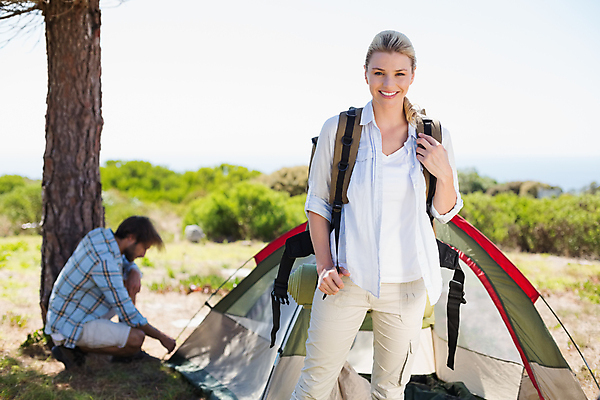 포토 JPG 해외이미지 주간 전신 백인 커플 응시 여자 남자 행복 배낭 함께함 텐트 서기 앉기 상반신 20대 야외 두명 앞모습 옆모습 캠핑 해외202008 해외포토 자연요소 서양인 시선 감정 뷰포인트 컨셉 가방 관계 모션 레저 캠핑도구 사람 청년 파일형식