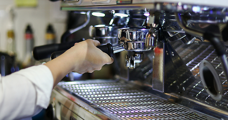 포토 JPG 해외이미지 백인 직업 여자 행복 산업 아시아 커피 음료 음식 유니폼 비즈니스 노동자 실내 서기 미소 사람 동양인 사람없음 컵 알약 상점 식당 앞치마 기계 카페 업무 바 작음 웨이트리스 종업원 웨이터 계산대 직원 서비스 경영자 카푸치노 카페테리아 에스프레소 주인 서버 해외202008 해외포토 서양인 식기 옷 감정 나라 모션 표정 인종 내부 약 작업 크기 리더 파일형식