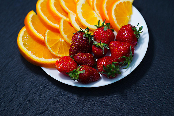 포토 JPG 해외이미지 전통 라이프스타일 접시 열매 음식 다이어트 토마토 의자 과일 청소년 딸기 디저트 함께함 건강 성인 사람없음 가로 빨간색 노란색 와인 식사 우정 샐러드 흰색 신선 생일 체리 날짜 사발 달콤 아침식사 혼합 결합 샴페인 주기 블루베리 나눔 점심식사 섞기 목업 비건 맛있는 해외202008 해외포토 식물 식기 기념일 컬러 가구 컨셉 채소 모션 주류 사람 생활 친구 사기그릇 맛 채식주의자 파일형식